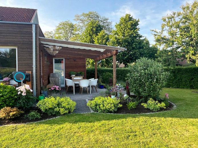 Charming end-terrace house with generous plot in Kaltenkirchen – überdachte Terrasse
