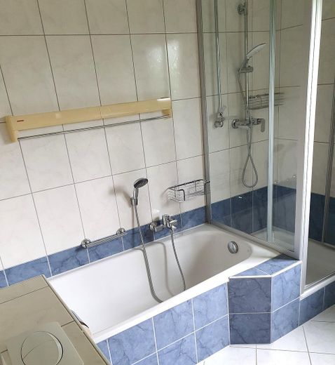 Bad oben(Dusche und Badewanne)