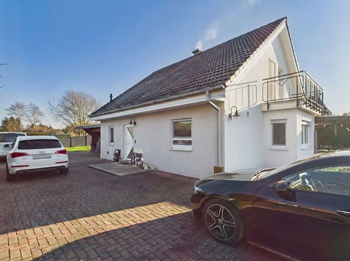 Gehobenes Einfamilienhausnah der Elbe mit 1.510 qm Grundstück in ruhiger Wohnlage/ Bj.2009 EG saniert 2023 neuwertig/360 Grad Rundgang beim Expose – Haus von vorne