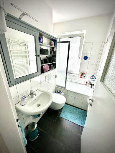 Rarität am Lister Platz: Sanierte Substanz, Eilenriedeblick & 130 m² Penthouse-Maisonette – Bad 4. OG links