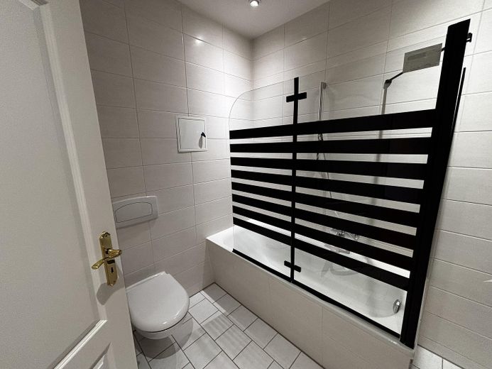 Luminoso appartamento di 3 locali con ascensore, nuova cucina componibile e bagno rinnovato – Badewanne mit Glaswand