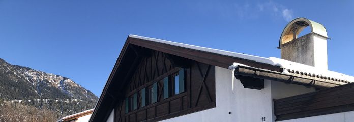 منزل عائلي منفرد مع شقتين ملحقتين – Haus Vorderansicht