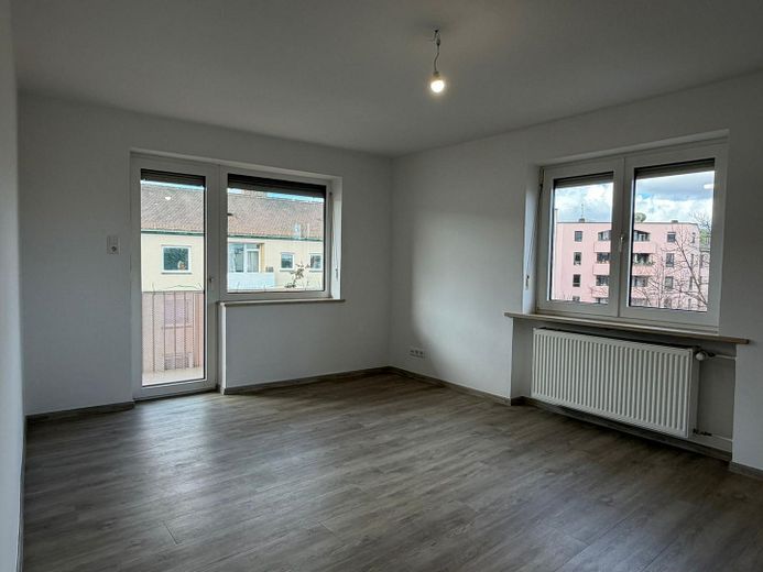 Sanierte 2-Zimmer-Wohnung mit Balkon im Westend, nahe Theresienwiese – Wohnzimmer