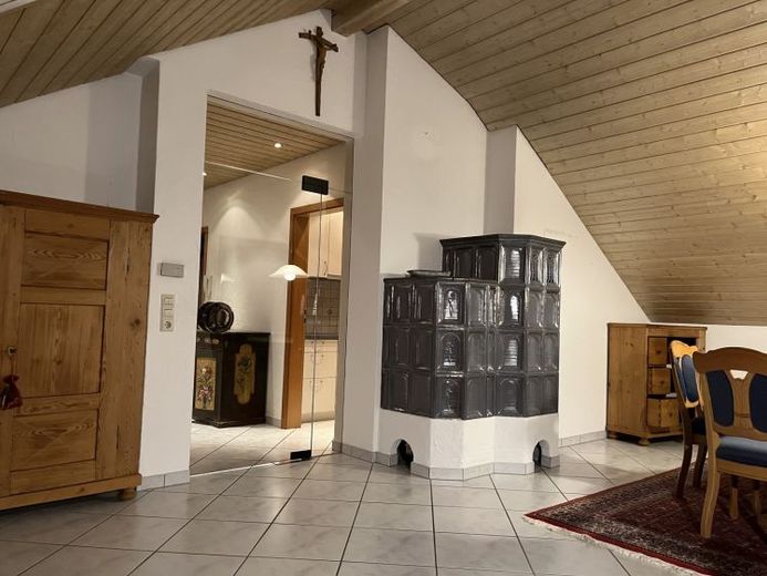 Grafenau: Sakin bir tarla kenarı konumunda 3,5 odalı çatı katı dairesi, 3 daireli binada – Fotoğraf 1