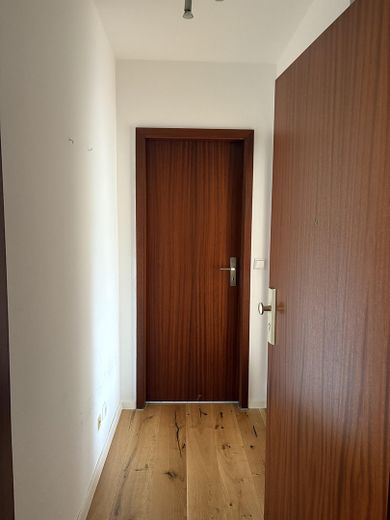 İş insanları ve öğrenciler için ideal: Balkonlu ve kapalı otoparklı 1 odalı daire – Eingang