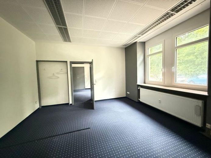 Ideal für Handwerker: Lagerhalle mit Werkstatt, Bürofläche & PKW-Stellplätzen nahe der Innenstadt – Foto 1