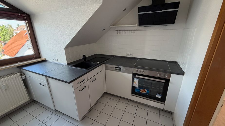 Schöne 3-Zimmer DG Wohnung mit modernisierter Küche und Balkon – Küche rechts