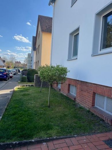 Lichtdurchflutete charmante 3 Zi-DG-Whg. renoviert-in bester grüner Lage - – Blick  Straße aus der Küche