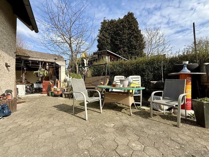 Fröndenberg-Mitte: Einfamilienhaus im Stadtgebiet - Es gibt viel zu tun, packen Sie es an! – Freisitz am Eingangsbereich
