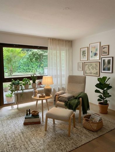 Geräumige 3 1/2 Zimmer Wohnung zu  verkaufen – Wohnzimmer Impression