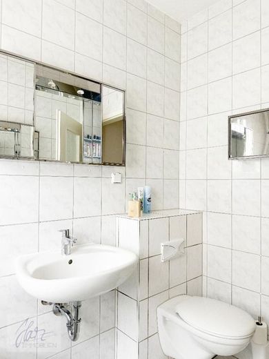 ***VOLL MÖBLIERTE TRAUMWOHNUNG - EINZIEHEN UND SOFORT ZU HAUSE SEIN*** 2,5 Raumwohnung mit Balkon und Tageslichtbad zu vermieten – Tageslichtbad mit Wanne, WC, und Waschtisch
