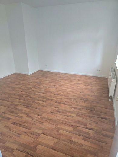 Newly renovated/refurbished, bright two-room apartment with a quiet southwest-facing balcony in Stadtfeld-Ost – Schlafzimmer