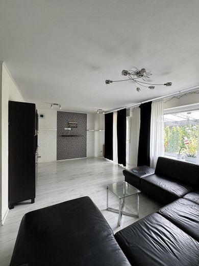 Gepflegtes Reihenmittelhaus in ruhiger Lage mit Garten und Garage – Wohnzimmer Blick zur Terrasse