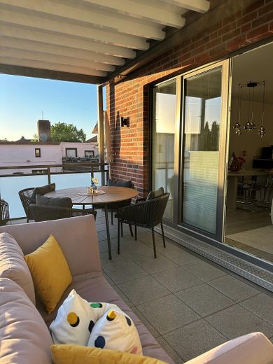 Traumwohnung mit exklusiver Einbauküche und großzügigem Balkon. – Balkon 