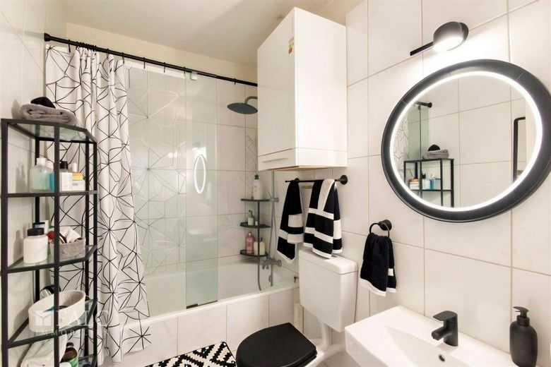 Stadtleben mit Charme - Eigentumswohnung in Düsseldorf-Unterbilk – Badezimmer - (KI generiert)