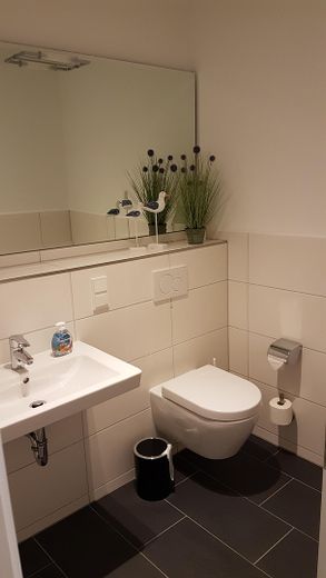 Pier 13 | 98 m² vista sul Mar Baltico, sauna e camino | senza commissioni – Gäste WC