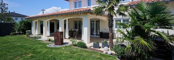 RESERVIERT - Ein Stück Toskana in Aiterhofen: 2017er Villa mit Pool und PV-Anlage