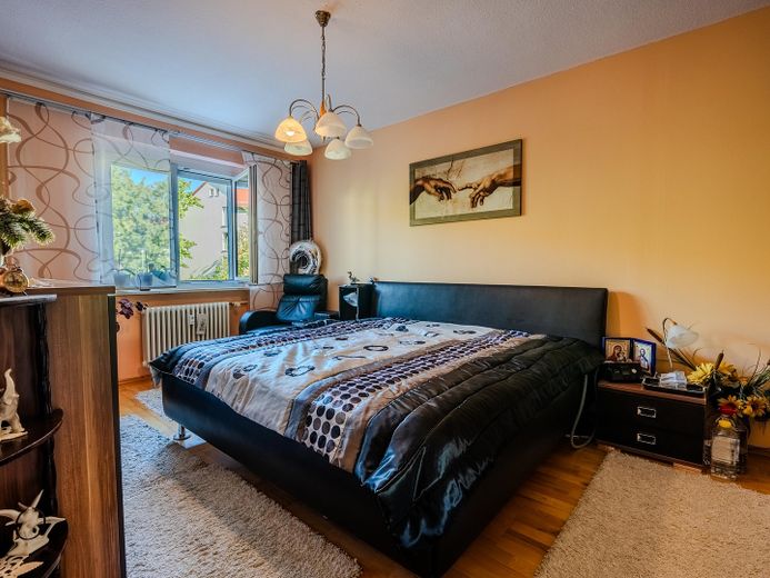 104 m² Wohnkomfort in ruhiger Lage – 3 Zimmer, Balkon & Stellplatz – Schlafzimmer