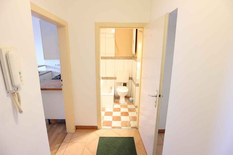 Aydınlık 38 m² Düsseldorf merkezde – Flur und Bad