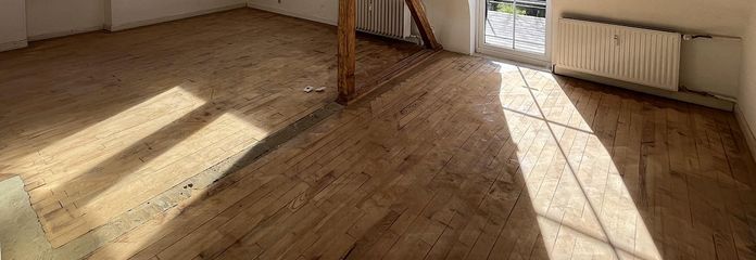 Wohnzimmer, Küche und Balkon