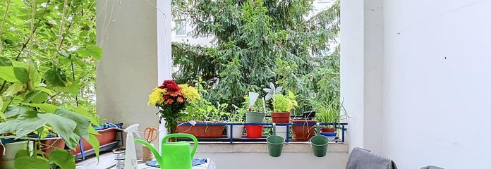 Zuidbalkon met uitzicht op groen, geweldige indeling, badkamer met ligbad, woonkeuken, volledig gemeubileerd – Südbalkon ins Grüne