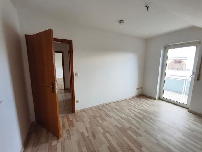 3 Zi. Wohnung (Nr. 6) im DG (2. OG) mit Balkon und Garage – Elternschlafzimmer mit Zugang zum Balkon Bild 3