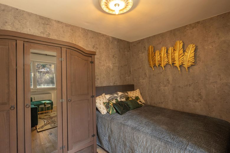 Wunderschöne City Wohnung im Zentrum von Dachau mit Blick auf den Schlosspark! Vollständig möbliert. – Schlafbereich