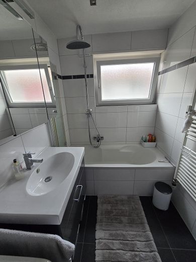 Modernisierte 3,5–4-Zimmer-Wohnung mit hochwertiger Ausstattung, Balkon & Stellplatz in ruhiger Lage – Badezimmer