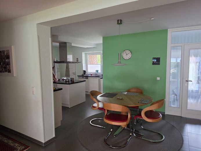 Israelsdorf: Gepflegtes EFH mit Einliegerwohnung nahe Naturschutzgebiet – Küche m. Essplatz, 30 qm