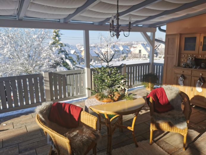 Orman kıyısında sakin bir konumda sıra dışı bir ev. Havuzlu, jakuzili ve uzak manzaralı eşsiz bir mülk. – Winterstimmung