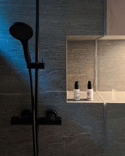 2-Zimmer-WHG komplett ausgestattet, 2-room APP comfortably furnished, Munich Westpark, Metro U6 – Duschdetail