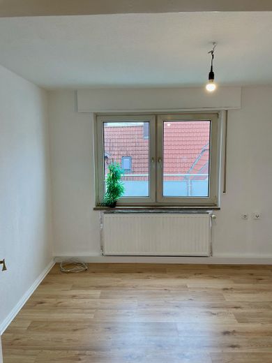 Renovierte 2,5-Raum-Penthouse-Wohnung mit Balkon in Kaiserslautern – Blick Fenster Schlafzimmer