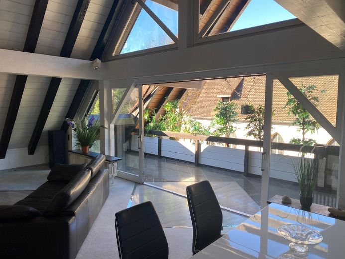 Wohnzimmer mit Balkon