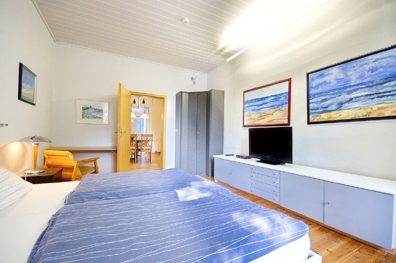 Liebevoll eingerichtete, helle Wohnung mit Innenhof/Terrasse, mit Reinigung, Vermietung an Berufspendler – 24a9a7434108b1185284035c1c8a0f9298d3b0c1.jpg