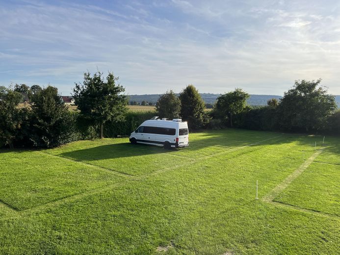 Bedrijfsterrein (splitsing mogelijk) met grote garages en woonmogelijkheid aan de rand van het veld – Schotterrasen/Freifläche
