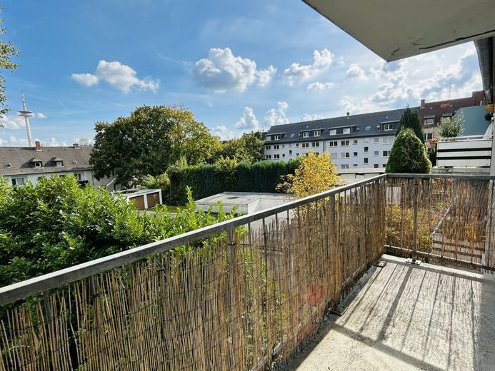 Attraktive, lichtdurchflutete 2,5-Zimmer-Wohnung mit Balkon – Balkon