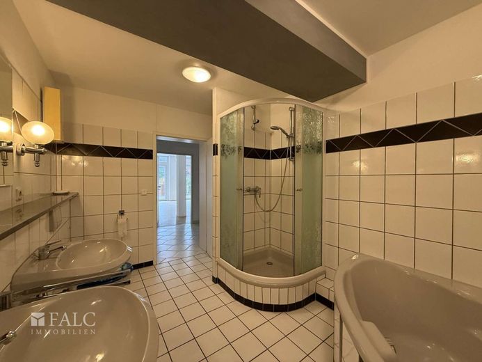 Exklusives Wohnen auf einer Ebene - 6 Zimmer, ca. 220 m², Balkon &amp; TG-Stellplatz möglich – Badezimmer