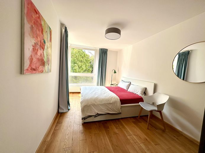 Zentrale & kernsanierte 3-Zimmer-Wohnung mit Loggia und Blick ins Grüne (befristet) – Schlafzimmer 2