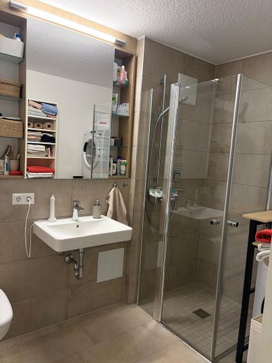 Badezimmer mit Dusche