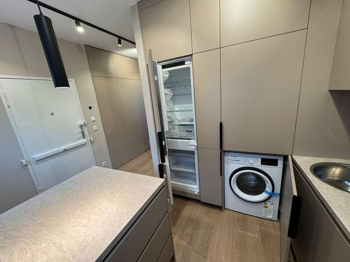 Neuwertig kernsanierte 2-Zimmer-Wohnung mit Balkon, Designer-Küche & Ankleide in Westend – Küche + Waschmaschine