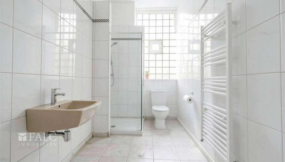 Renditeobjekt Marxloh - MFH mit 912 m² Wfl., sanierungsbedürftig – Badezimmer EG - (KI generiert)