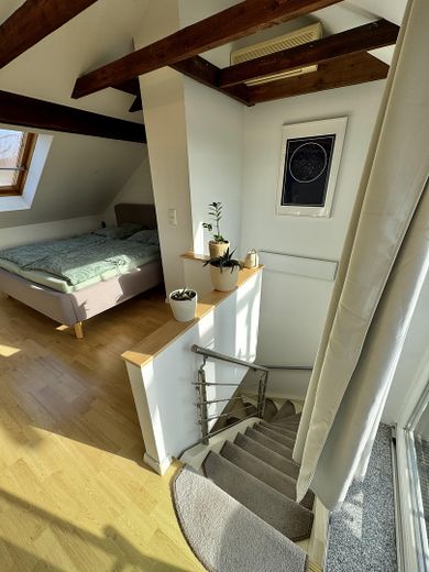 Maisonette de estilo antiguo inundada de luz, con chimenea, aire acondicionado y un ambiente residencial tranquilo – Schlafzimmer - Treppe