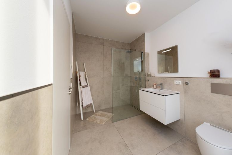 Modernes Wohnen mit Architektur, Komfort und Nachhaltigkeit – Duschbad im Staffelgeschoß