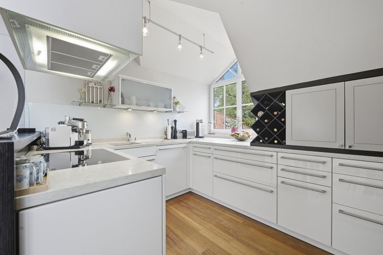 Charmante Dachgeschosswohnung mit 2 Balkonen/Terrassen – Offene Küche