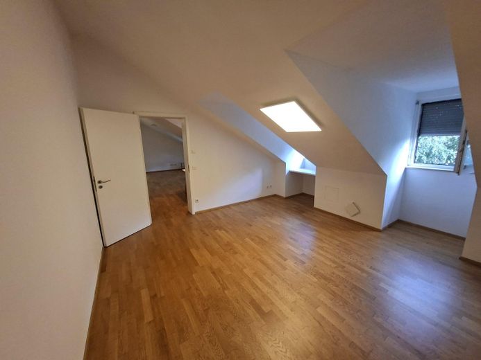 Moderno appartamento mansardato con 2 locali a Fürth | Cucina componibile | Ascensore | Garage sotterraneo | Anno di costruzione 2021 – Foto 4