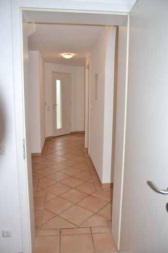 3-4 Zi Gartenoase, 2 Holzterrassen, Glasdach, Pavillon, Wallbox – Flur