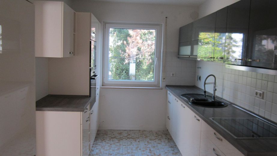 Zentrale ruhige 4,5-Zimmer-Wohnung mit großem Balkon 1. OG in Herrenberg Ziegelfeld von privat – Küche