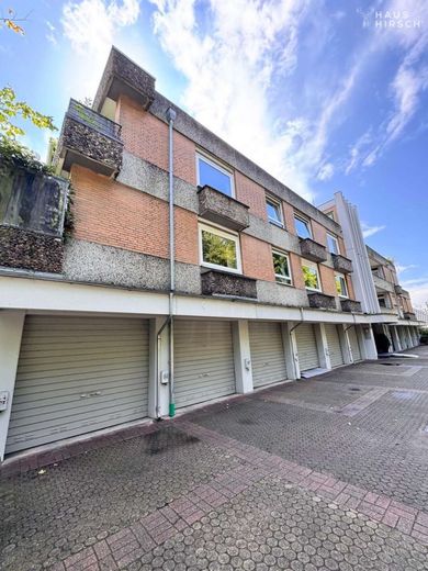 Renovierungsbedürftige Dreizimmerwohnung mit traumhaftem Ausblick – Außenansicht Straßenseite