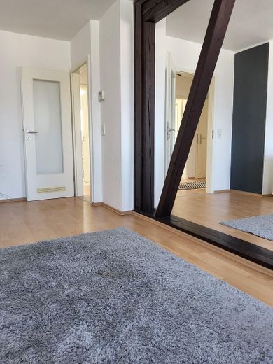 TOP Lage! Möblierte 2-Zimmer-Wohnung – Wohnzimmer