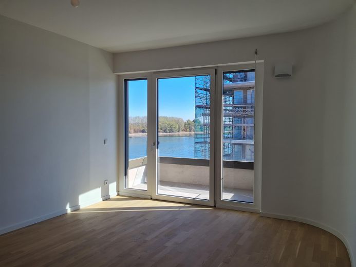 Erstbezug 2-Zimmer-Wohnung an der Rheinpromenade im Mainzer Zollhafen – Wohnzimmer